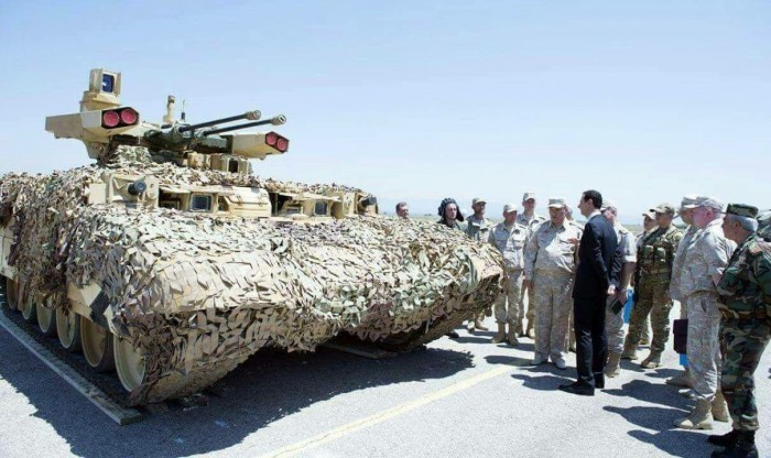  Tổng thống Syria Bashar al-Assad  đang nghe giới thiệu về xe yểm trợ hỏa lực BMPT Terminator - 2