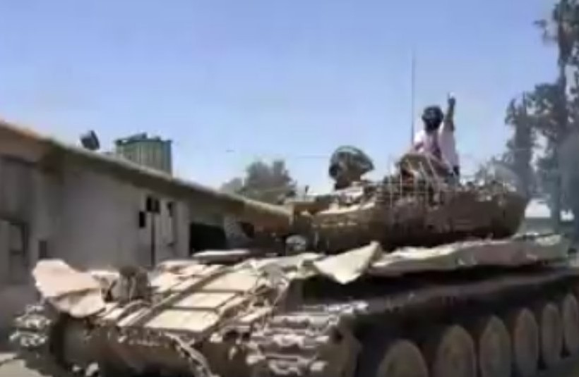Một chiếc xe tăng T-72 của quân đội Syria, gia cường bằng lồng sắt và mảnh vỡ bê tông để chống tên lửa ATGM