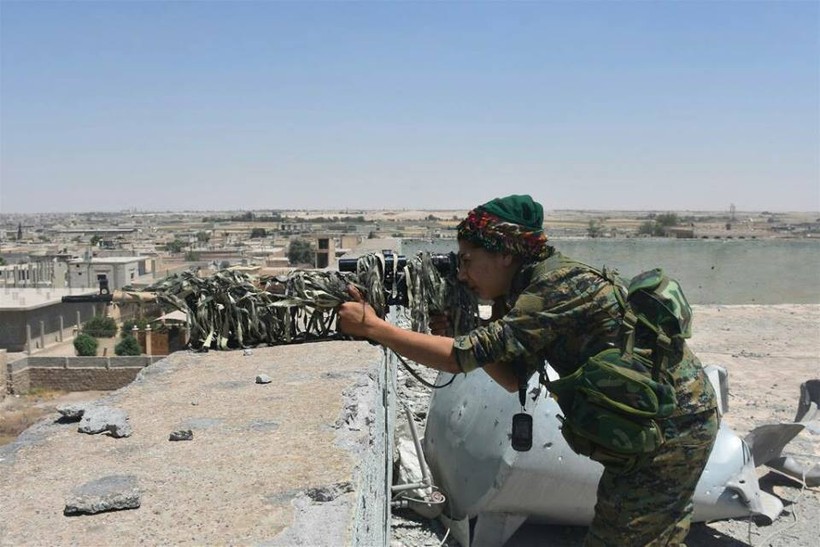 Một nữ chiến binh bắn tỉa người Kurd trên nóc tòa nhà ở thành phố Raqqa