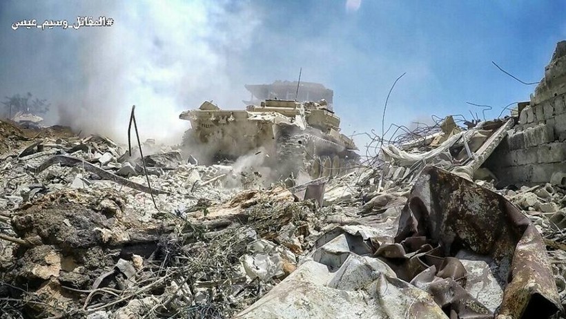 Xe tăng quân đội Syria tiến công trên chiến trường ngoại ô Đông Damascus