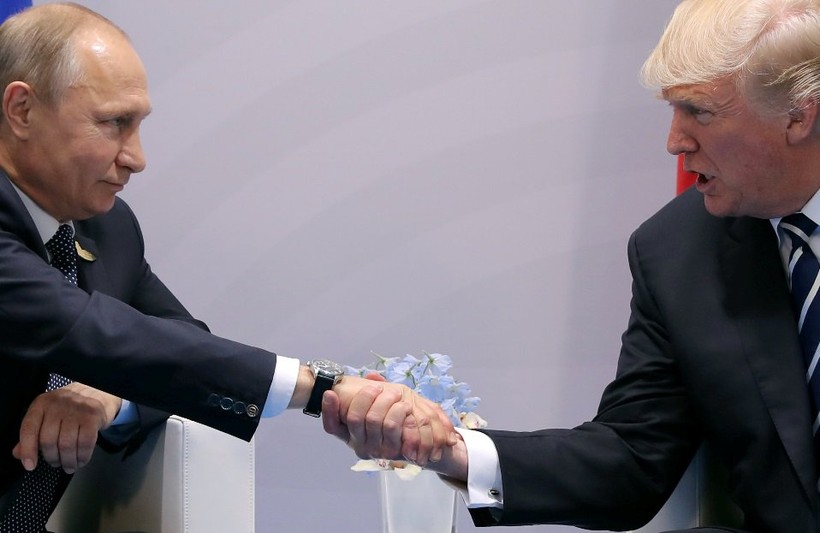 Cái bắt tay chặt cứng của tổng thống Mỹ Donald Trump với tổng thống Nga Vladimir Putin