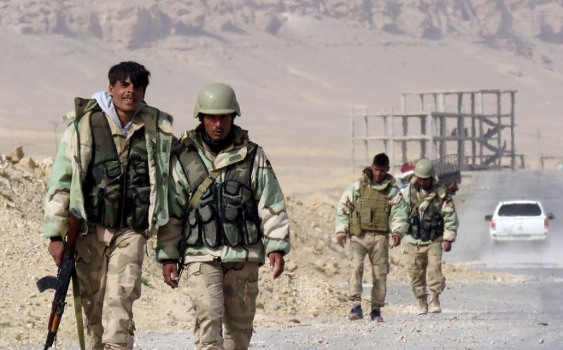 Binh sĩ quân đội Syria tiến hành cuộc tấn công vào khu mỏ khí gas Al-Hayl, sa mạc Palmyra
