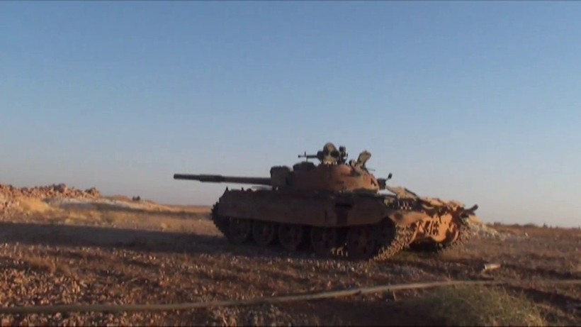 Xe tăng quân đội Syria tiến công trên hướng đông tỉnh Hama