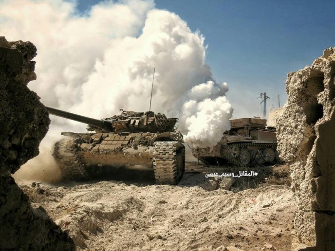 Xe tăng quân đội Syria trên chiến trường thị trấn Ayn Tarma