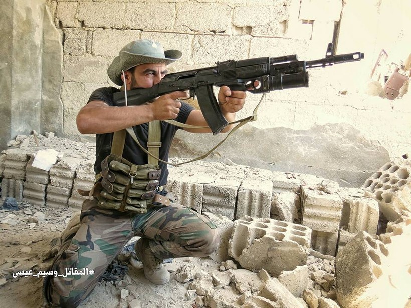 Binh sĩ Syria sử dụng súng phóng lựu kẹp nòng GP-25 trong cuộc chiến giành giật thị trấn Ayn Tarma
