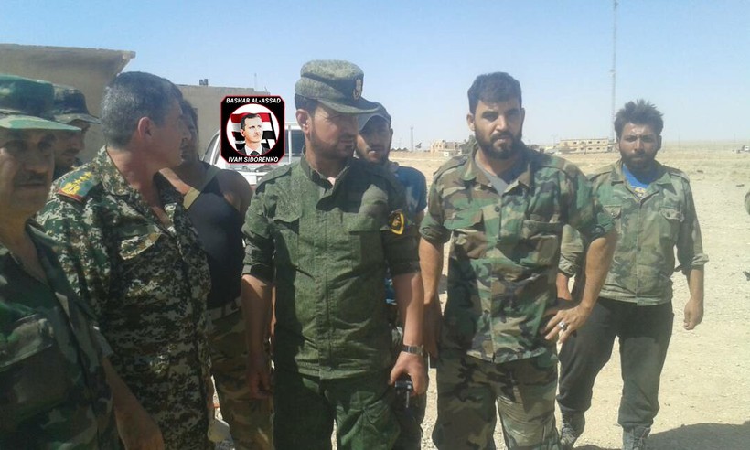 Tướng Suheil al-Hassan cùng các sĩ quan dưới quyền trên chiến trường tỉnh Raqqa