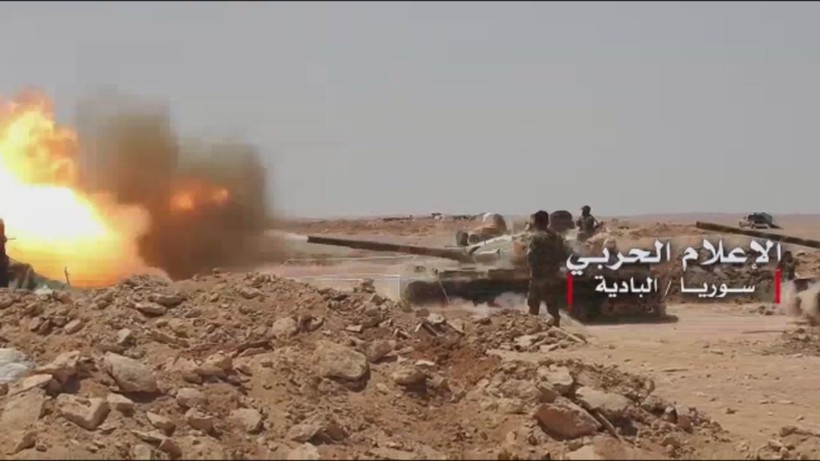 Xe tăng quân đội Syria pháo kích vào lực lượng truy kích của IS