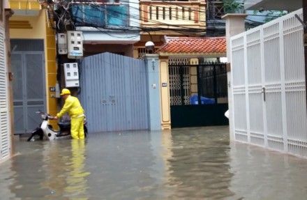Ngập lụt tại tổ dân phố 44, phường Yên Hòa. Ảnh: PV