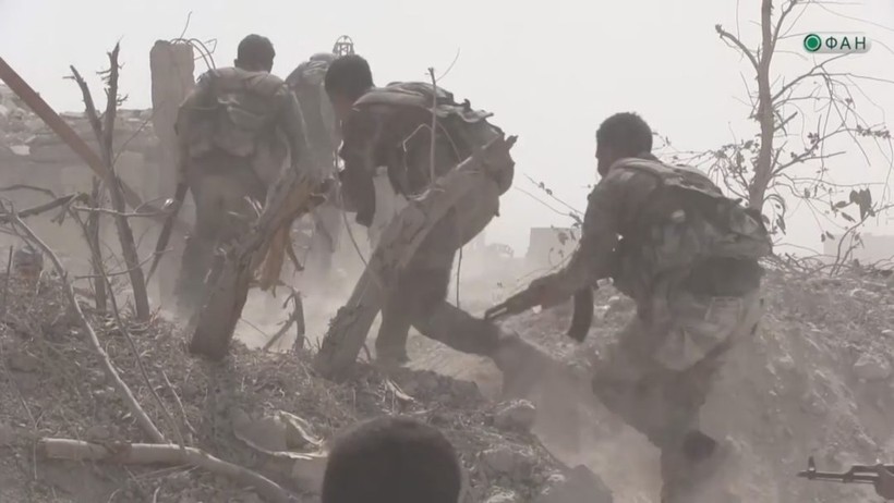 Binh sĩ quân đội Syria tiến công trên chiến trường Ayn Tarma thuộc Đông Ghouta