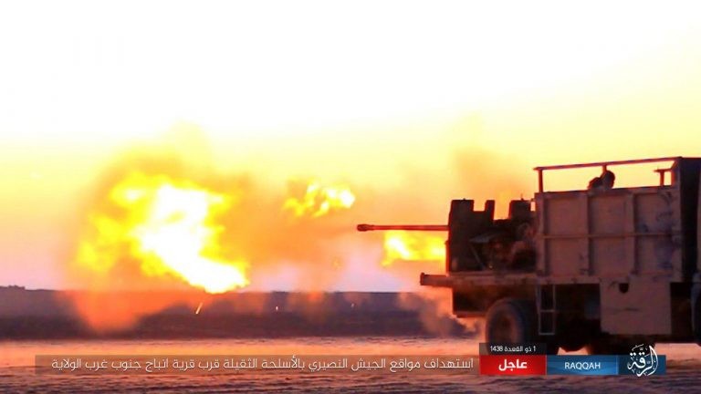 Hỏa lực pháo binh IS tấn công quân đội Syria ở Raqqa
