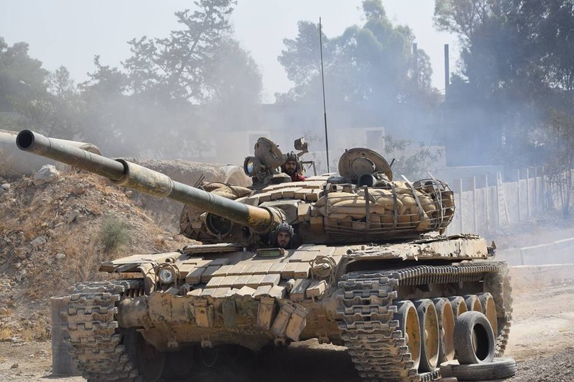 Xe tăng quân đội Syria trên chiến trường vùng ngoại ô Damascus - ảnh Al-Masdar News