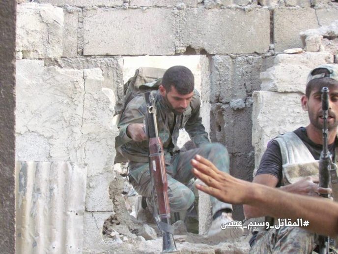 Binh sĩ quân đội Syria trên chiến trường thị trấn Ayn Tarma - Ảnh Masdar News