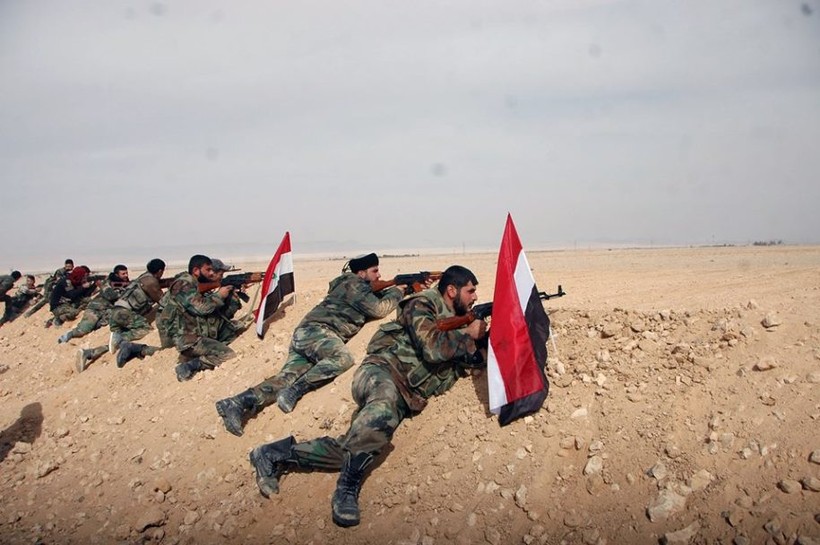 Quân đội Syria tiến công trên chiến trường thị trấn Al-Sukhnah - Ảnh Masdar News