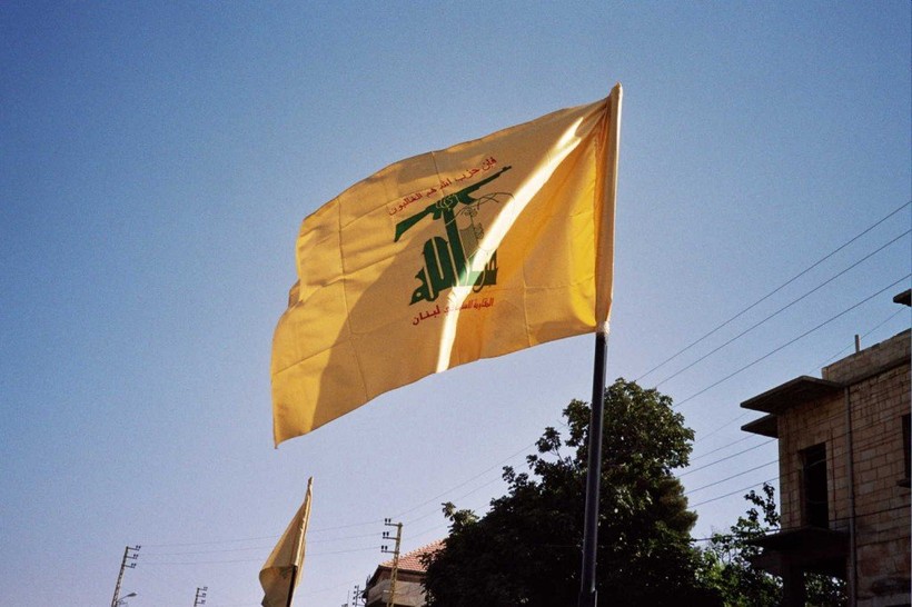 Lá cờ truyền thống của lực lượng Hezbollah trên vùng biên giới Syria - Lebanon