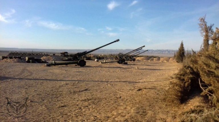 Một khẩu đội pháo tầm xa quân đội Syria trên chiến trường Hama - Ảnh Masdar News