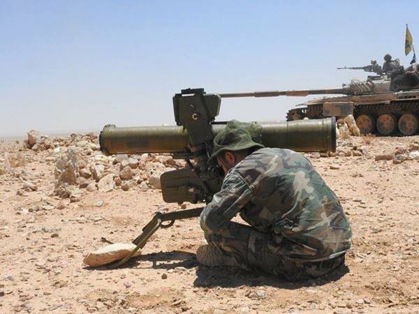 Binh sĩ quân đội Syria chiến đấu với tên lửa chống tăng ATGM 