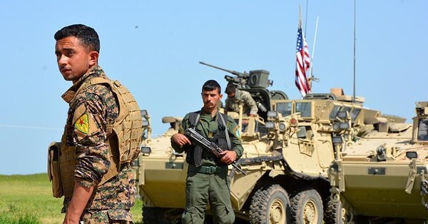 Binh sĩ người Kurd YPG và một xe thiết giáp của Lính thủy đánh bộ Mỹ trên chiến trường tỉnh Raqqa