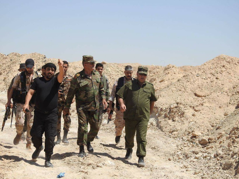  Tướng Hassan Mohamed (bên phải ngoài cùng), tư lệnh trưởng sư đoàn dự bị số 17 cùng các sĩ quan dưới quyền trên chiến trường thành phố Deir Ezzor - Ảnh Deir Ezzor News