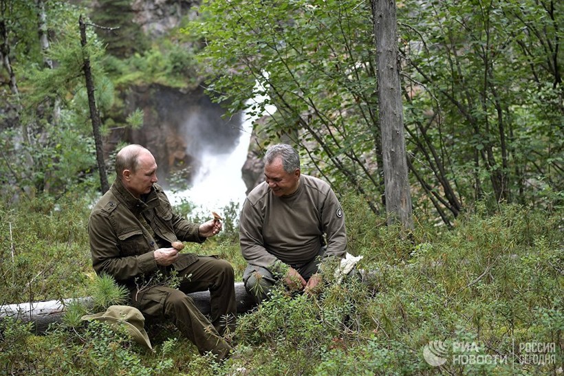 Ông Putin và bộ trường quốc phòng Nga Sergei Shoigu giữa rừng taiga. Ảnh RIA. Novosti