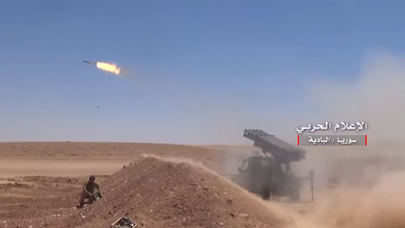 Pháo binh quân đội Syria tấn công IS trên vùng sa mạc tỉnh Homs - Ảnh truyền thông quân đội Syria