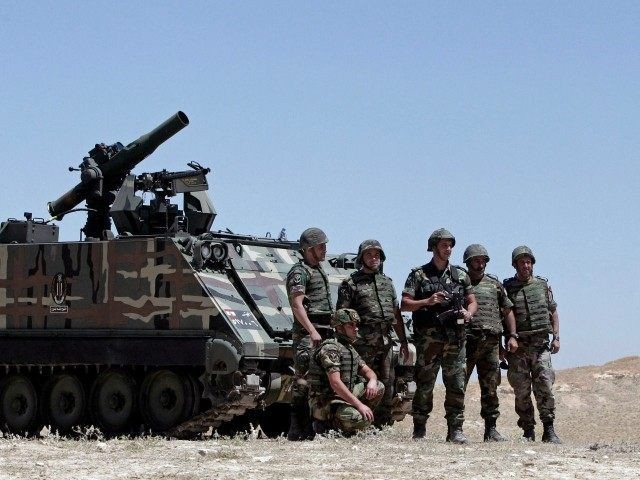 Quân đội Lebanon với xe thiết giáp M-113 trên chiến trường biên giới