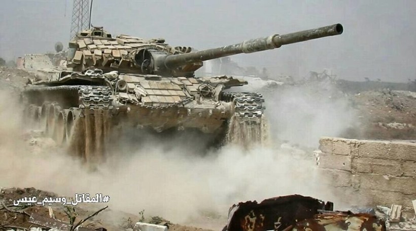 Xe tăng quân đội Syria tiến công trên chiến trường Jobar - ảnh Masdar News
