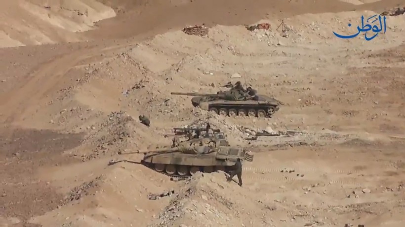 Xe tăng quân đội Syria trên trận địa phòng ngự, phía xa là đài radar mặt đất kiểm soát mục tiêu