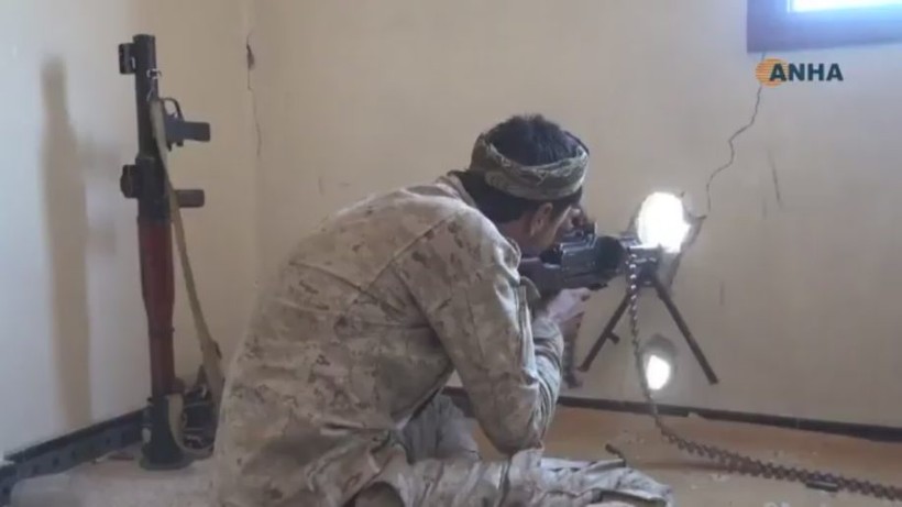 Lực lượng Dân quân người Kurd YPG tiến công trên chiến trường thành phố Raqqa