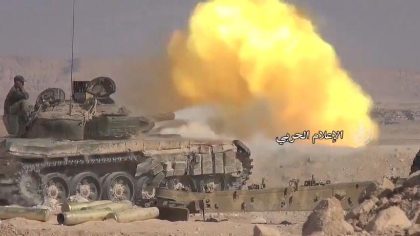 Xe tăng quân đội Syria tấn công trên chiến trường sa mạc tỉnh Homs - Ảnh video truyền thông quân đội Syria