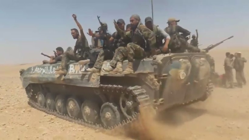 Binh sĩ lực lượng Tiger trên đường tiến công về hướng thị trấn Sukhnah, sa mạc phía đông tỉnh Homs - ảnh video truyền thông lực lượng Tiger