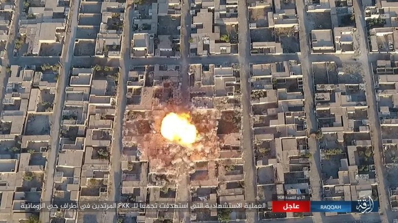 IS tấn công bằng xe bom tự sát VBIED đánh vào lực lượng SDF ở Raqqa - Ảnh trang Amaq