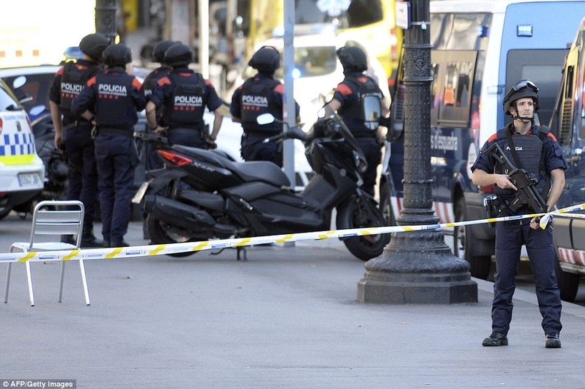 Khủng bố kinh hoàng ở Barcelona, Tây Ban Nha, 13 người thiệt mạng, hàng trăm người bị thương - Ảnh Dailymail