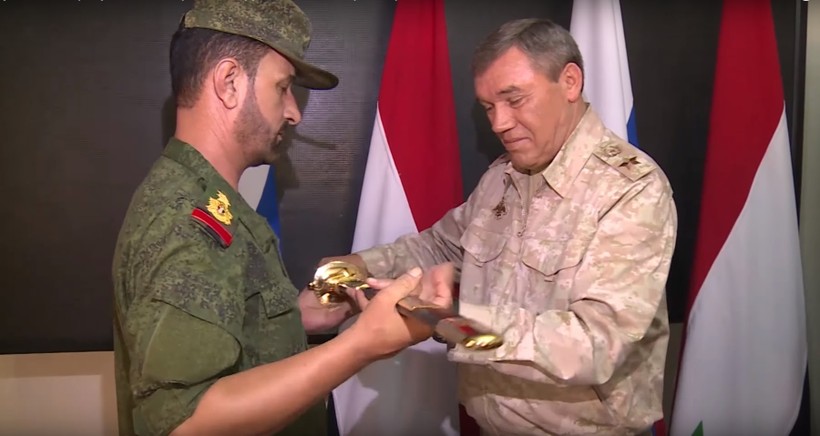Tướng Suheil al-Hassan nhân thanh kiếm chỉ huy danh dự từ đại tướng Valery Gerasimov 