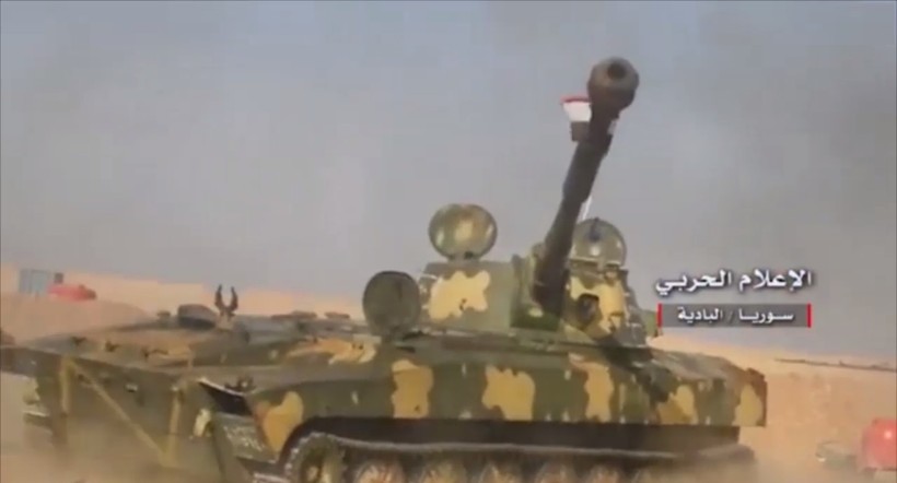 Pháo tự hành quân đội Syria chiến đấu trên vùng sa mạc tỉnh Homs - ảnh video truyền thông quân đội Syria