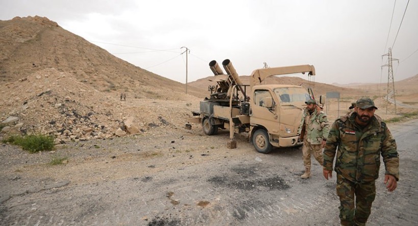 Binh sĩ quân đội Syria chiến đấu trên chiến trường Deir Ezzor - ảnh Masdar News