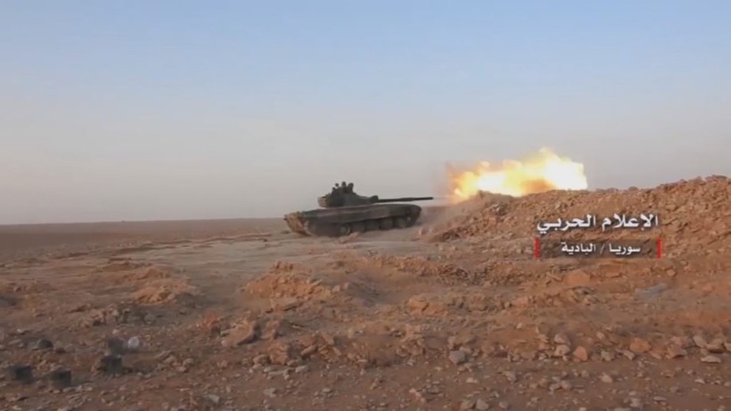 Xe tăng quân đội Syria tiến công trên chiến trường sa mạc phía đông tỉnh Homs - ảnh video