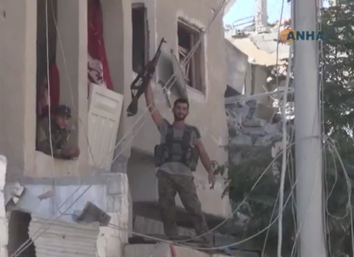 Binh sĩ lực lượng SDF trong khu phố vừa giải phóng - ảnh truyền hình ANHA News