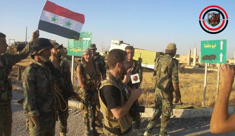 Binh sĩ lực lượng quân tình nguyện Lá chăn Qalamount trên chiến trường vùng bán sa mạc tỉnh Hama - ảnh South Front