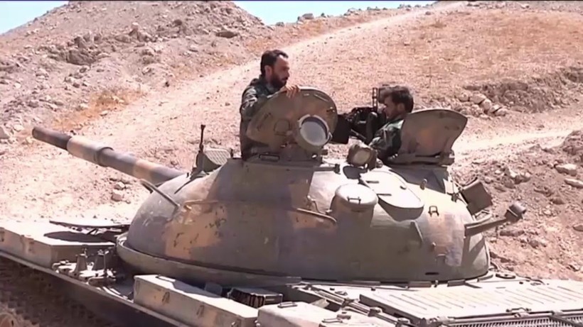 Xe tăng quân đội Syria tiến hành cuộc tấn công trên chiến trường Syria - ảnh video Masdar News