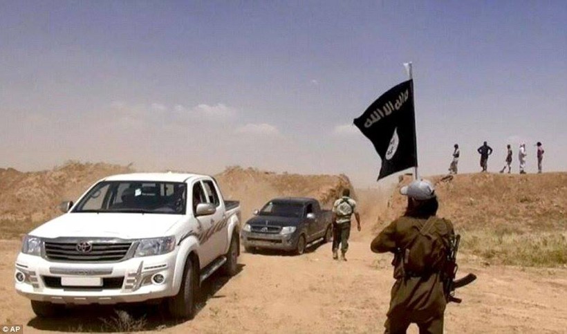 Nhóm chiến binh khủng bố IS tấn công trên chiến trường miền nam tỉnh Raqqa - ảnh Masdar News