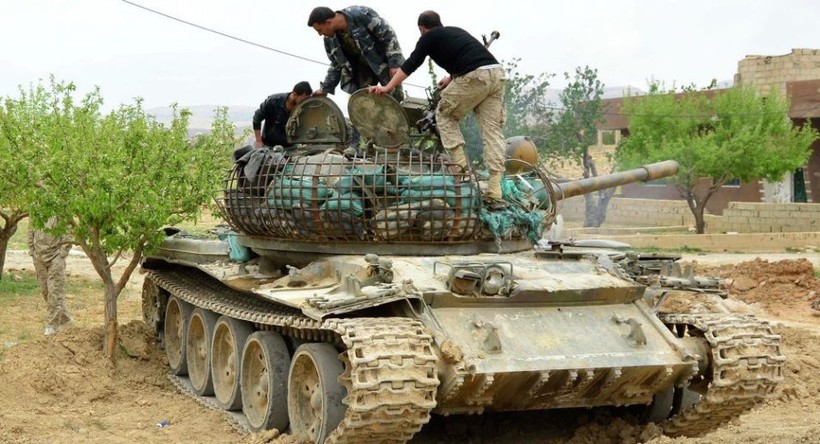 Xe tăng quân đội Syria trên chiến trường Đông Ghouta, chuẩn bị cho cuộc tấn công - ảnh Masdar News