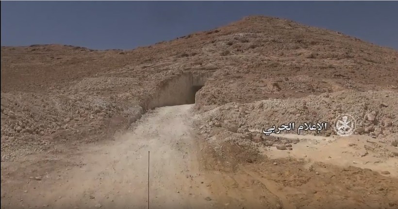 Đường hầm chuyển quân của IS, được xây dựng trên vùng sa mạc trung tâm tỉnh Homs - ảnh video quân đội Syria