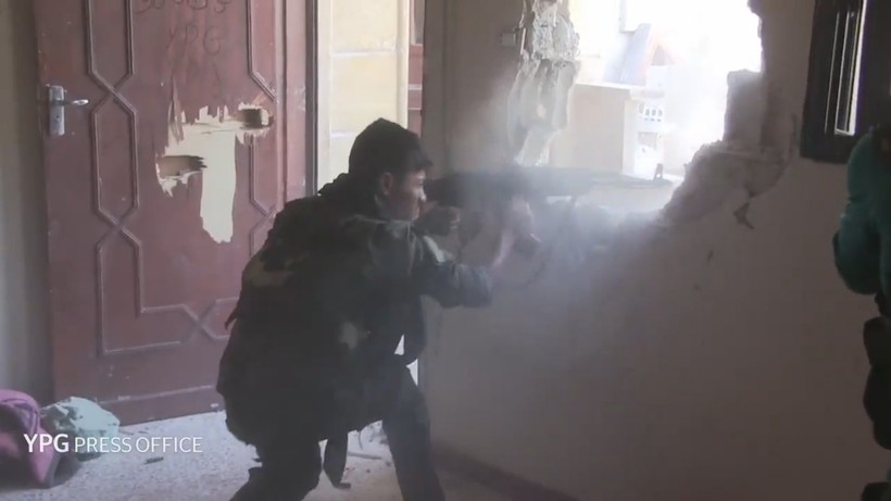 Một binh sĩ người Kurd đang chiến đấu trong thành phố Raqqa - ảnh video truyền thông người Kurd