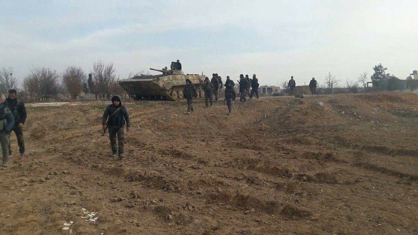 Quân đội Syria tiến công trên vùng nông thôn tỉnh Raqqa - ảnh Masdar News