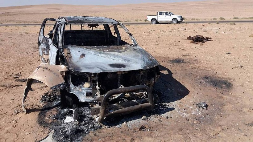 Một chiếc xe cơ giới của IS bị pháo binh quân dội Syria thiêu hủy - ảnh Masdar News