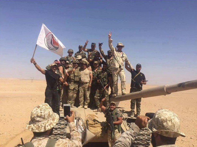 Lực lượng vũ trang địa phương NDF trên vùng sa mạc tỉnh Homs - ảnh South Front