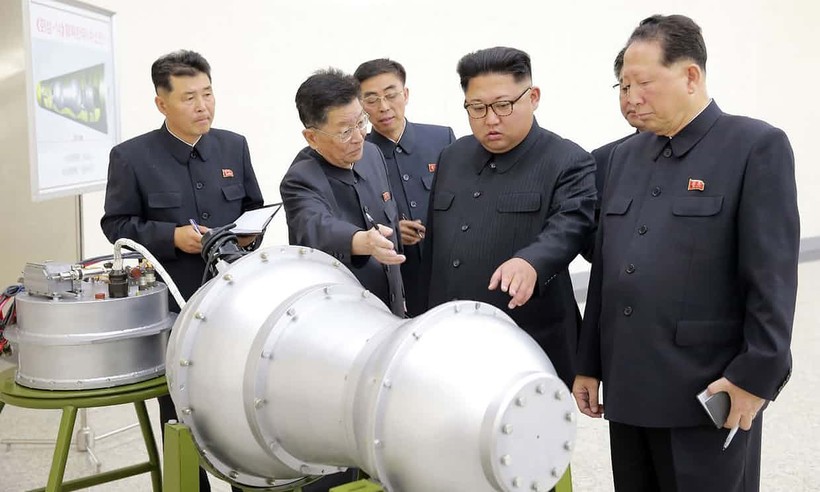 Chủ tịch Kim Jong-un tới thăm và kiểm tra hoạt động của Viện vũ khí hạt nhân, xem xét một đầu đạn có thể được lắp vào tên lửa đạn đạo liên lục địa mới - ảnh BBC