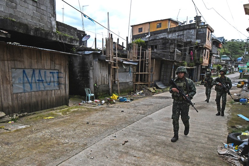 Lính thủy đánh bộ Philippines trên đường phố Marawi - ảnh ABS-CBN News