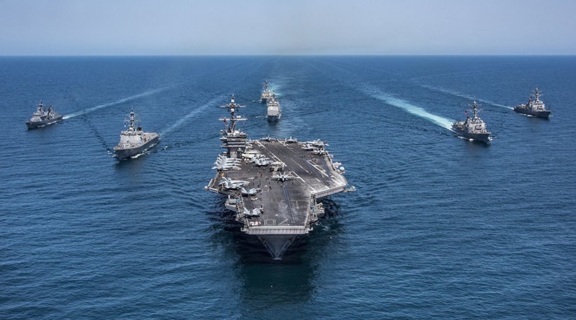 Cụm các khu trục hạm hải quân Hàn Quốc, các tàu khu trục tên lửa Arleigh Burke, khu trục hạm USS Lake Champlain thuộc lớp tàu khu trục Ticonderoga và tàu sân bay USS Carl Vinson - ảnh Reuters