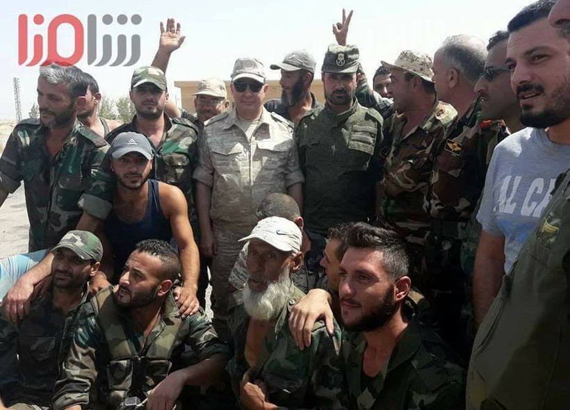 Tư lệnh trưởng Lực lượng Tiger, thiếu tướng Suheil Al-Hassan, hạ cánh xuống thành phố Deir Ezzor